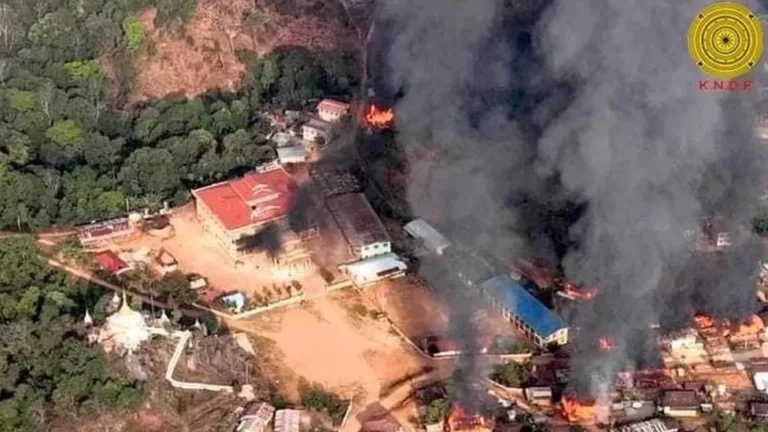 ආරාමයක සිටි භික්ෂූන් ඇතුළු 30කට වැඩි පිරිසක් මියන්මාර හමුදාවෙන් මරාදමයි ආරාමයක සිටි භික්ෂූන් ඇතුළු 30කට වැඩි පිරිසක් මියන්මාර හමුදාවෙන් මරාදමයි