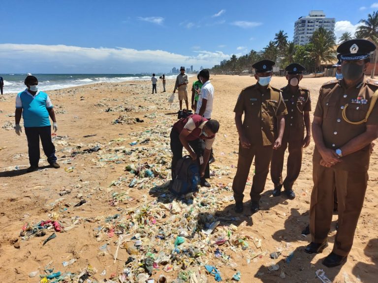 ගල්කිස්ස මුහුදු වෙරළේ අසාමාන්‍ය ලෙස පිරුණු කැළි කසළ ඉවතට