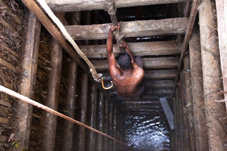අවිස්සාවේල්ලේ  මැණික් පතලක් තුළ දෙදෙනෙක් බිලිවෙති