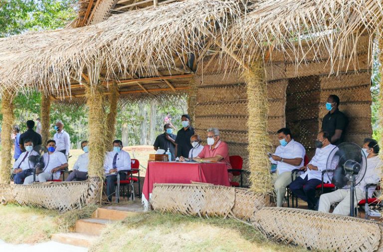 ගම සමඟ පිළිසඳරේ නියෝග ප්‍රමාද කරන රාජ්‍ය නිලධාරීන් ගැන ජනපතිට දන්වයි