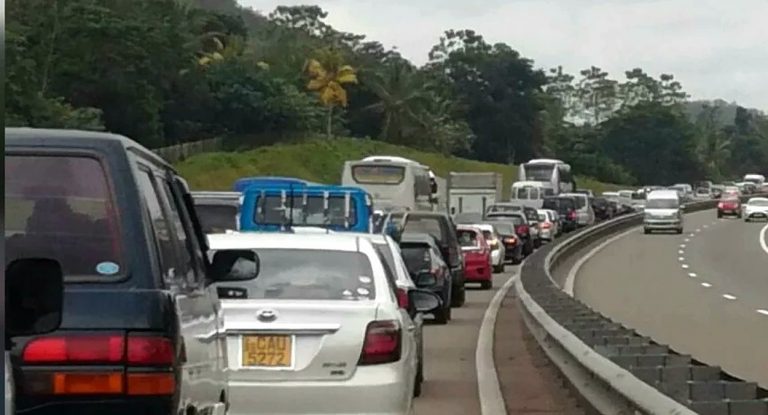 වාහන 8ක් ගැටෙයි – අධිවේගයේ දැඩි තදබදයක් වාහන 8ක් ගැටෙයි – අධිවේගයේ දැඩි තදබදයක්