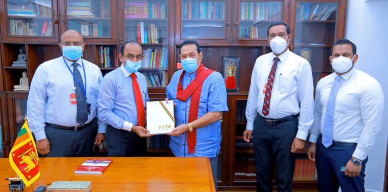 මහජන බැංකුවේ සභාපති සුජීව රාජපක්ෂ 2020 වාර්ෂික වාර්තාව අග්‍රාමාත්‍යතුමාට පිළිගන්වයි