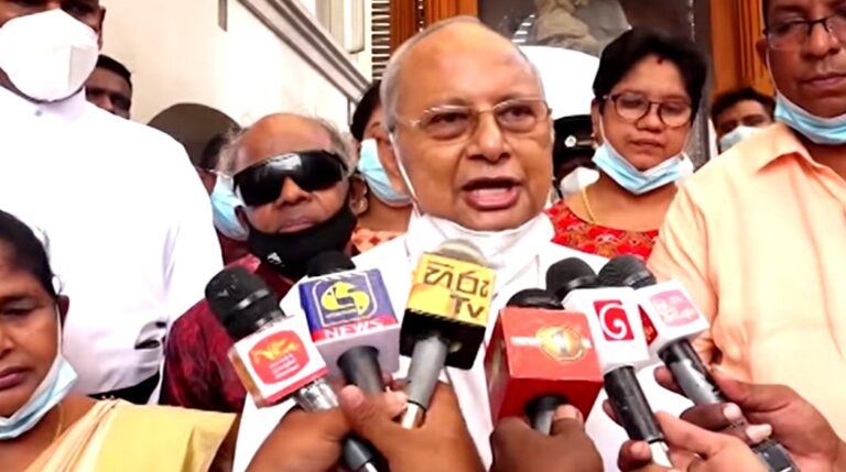 මෛත්රීට එරෙහිව වහාම නීතිය ක්රියාත්මක කරන්නැයි අගරදගුරු හිමි ඉල්ලයි මෛත්රීට එරෙහිව වහාම නීතිය ක්රියාත්මක කරන්නැයි අගරදගුරු හිමි ඉල්ලයි