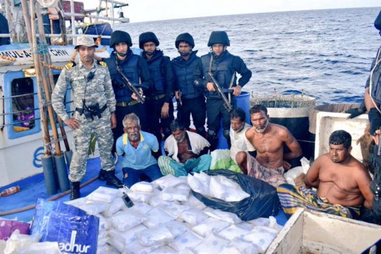 ඉන්දියාවෙන් ඇල්ලූ මත්කුඩු බෝට්ටුවේ සිටි අංජුගේ ගෝලයින් මෙන්න ඉන්දියාවෙන් ඇල්ලූ මත්කුඩු බෝට්ටුවේ සිටි අංජුගේ ගෝලයින් මෙන්න