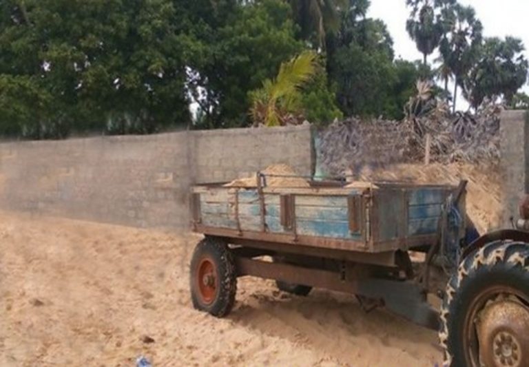 අණ නොතකා ගිය වැලි ට්‍රැක්ටරයකට හමුදාවෙන් වෙඩි