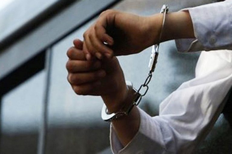 පොලිස් කතක් හපා කා පහරදුන් බුද්ධි නිලධාරියා අත්අඩංගුවට