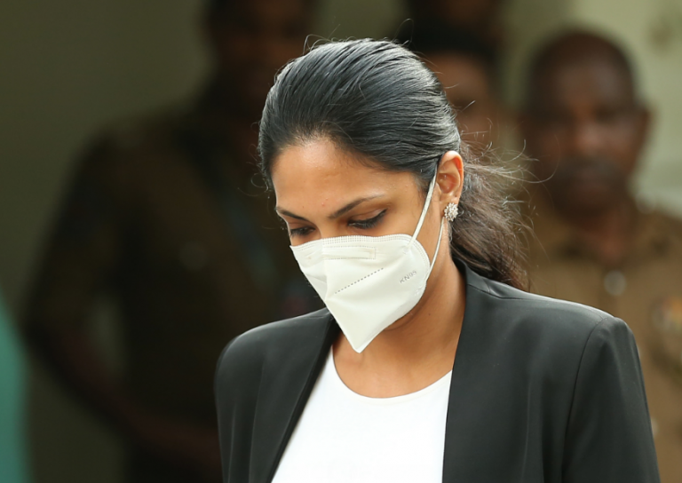 කැරොලයින් ජූරි පොලිසියෙන් පිටව යයි