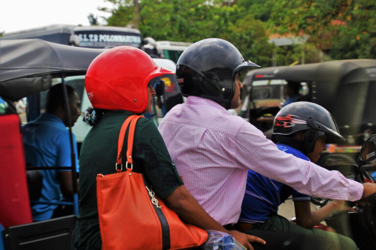 පැය හතලිස් අටේ මෙහෙයුමෙන් යතුරුපැදිකරුව න් 8957 ක් නීතියේ රැහැනට