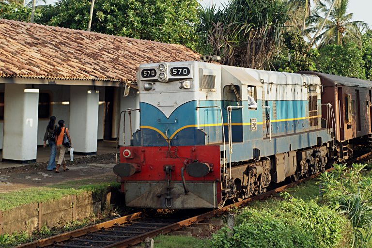 හෙට අනිද්දා  දුම්රිය වාර 30ක් නෑ