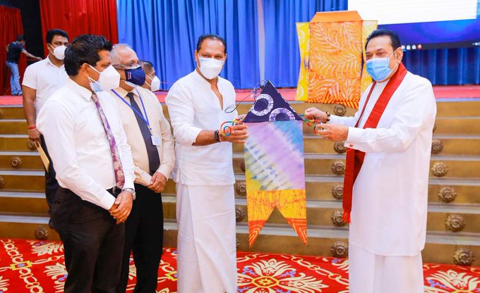මෙවර වෙසක් වෙනුවෙන් බතික් වෙසක් කූඩුවක්