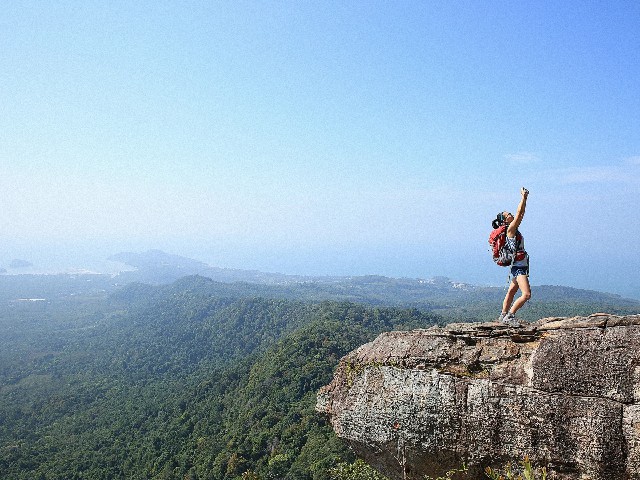 කදු මුදුනේ සෙල්ෆිය මාරයාට අතවැනූ හැටි