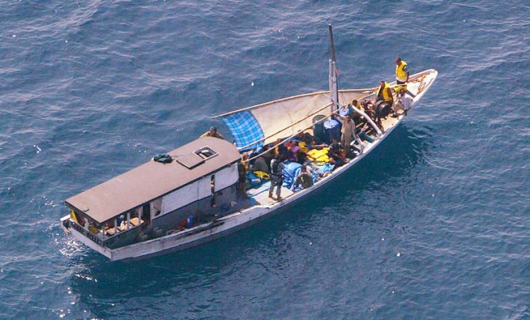 මුහුදෙන් ඕස්ට්‍රේලියාවට පනින්න සිටි පිරිසක් අල්ලයි