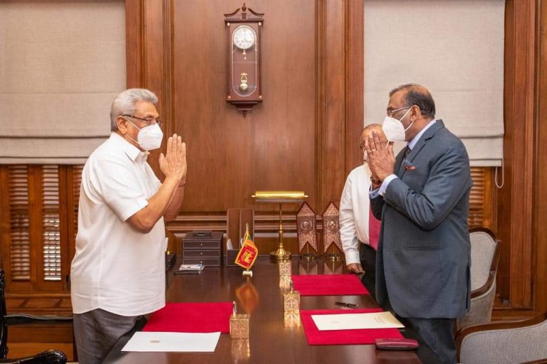 නව නීතිපති දිවුරුම්දෙයි