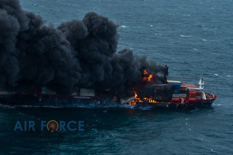 ගිනි ගනිමින් ඇති නෞකාවේ පිපිරීමක් – කාර්ය මණ්ඩලය ඉවත් කරයි (🎥)