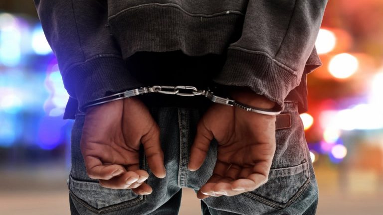ජනපතිගේ අවධානයත් සමග වෛද්‍යවරු ලෙස වාහන පැදවූ 03 ක් අත්අඩංගුවට