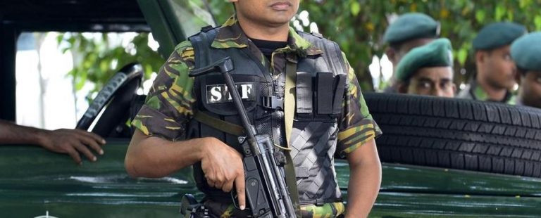 අගුණුකොළ බන්ධනාගාරයේ ආරක්ෂාවට සිටි STF සෙබලා ටී 56 අවියක් උස්සලා