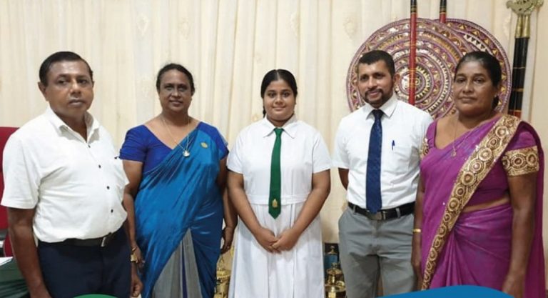 වාණිජ අංශයේ දිවයිනේ පළමු තැන ගාල්ල සංඝමිත්තයට