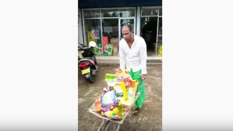 මාස්ක් නැතුව වීල් බැරෝවෙන් බඩු ගේන්න ගිය පුද්ගලයා අත්අඩංගුවට මාස්ක් නැතුව වීල් බැරෝවෙන් බඩු ගේන්න ගිය පුද්ගලයා අත්අඩංගුවට