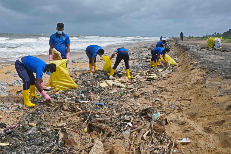 ගිනිගත් නෞකාවේ සුන්බුන් මොරටුව කොරලවැල් ලටත්