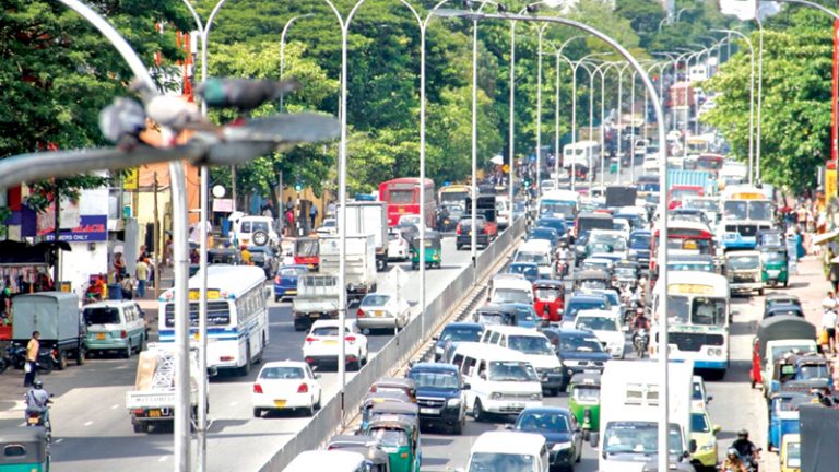 අද පැය 4ක් තුළ වාහන 56,000ක් කොළඹට අද පැය 4ක් තුළ වාහන 56,000ක් කොළඹට