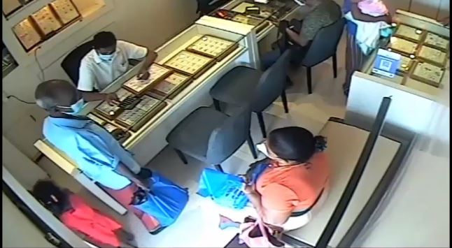 රන් ආබරණ සොරාගන්නා මේ පවුල ගැන දන්නවාද? රන් ආබරණ සොරාගන්නා මේ පවුල ගැන දන්නවාද?
