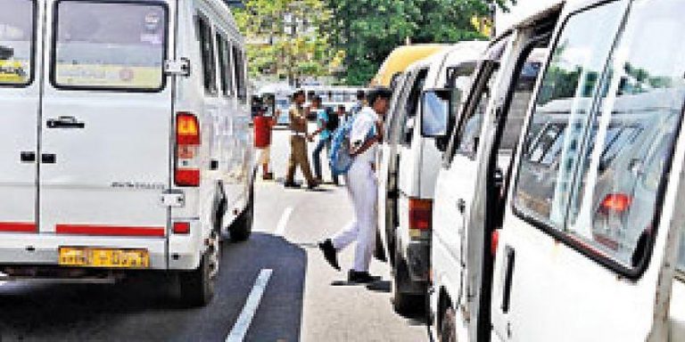 පාසල් ළමුන් ප්‍රවාහනය කරන පිරිස් කබලෙනුත් ලිපට