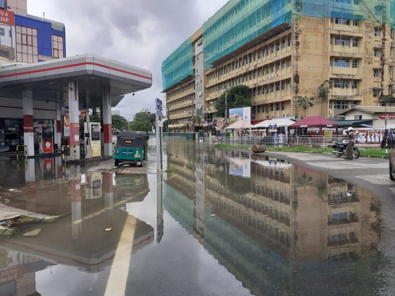 මහ වැස්සට ගම්පහ යටවූ හැටි