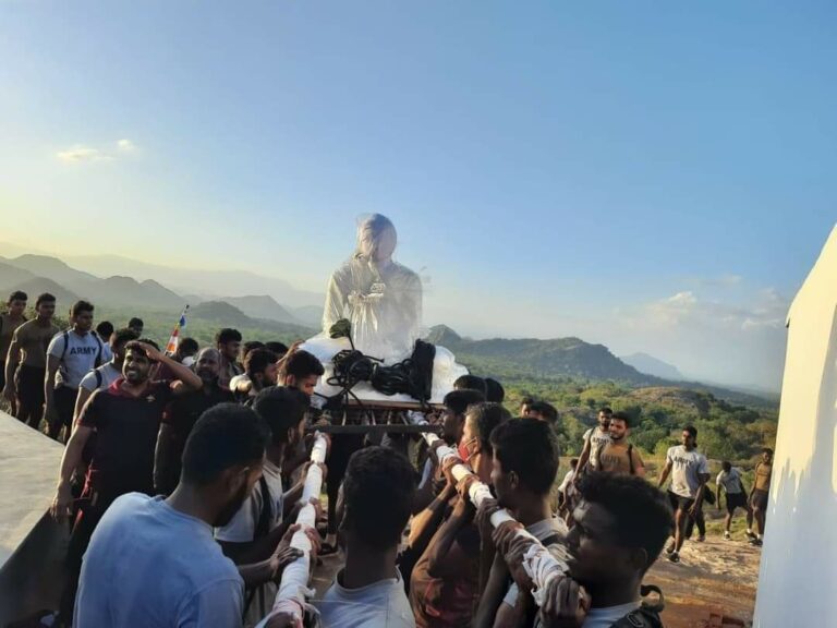 කොමාන්ඩෝ රණවිරුවෝ සිය දෑතින් තැනූ කුඩාඔය පන්සල සසුනට පූජා කරති