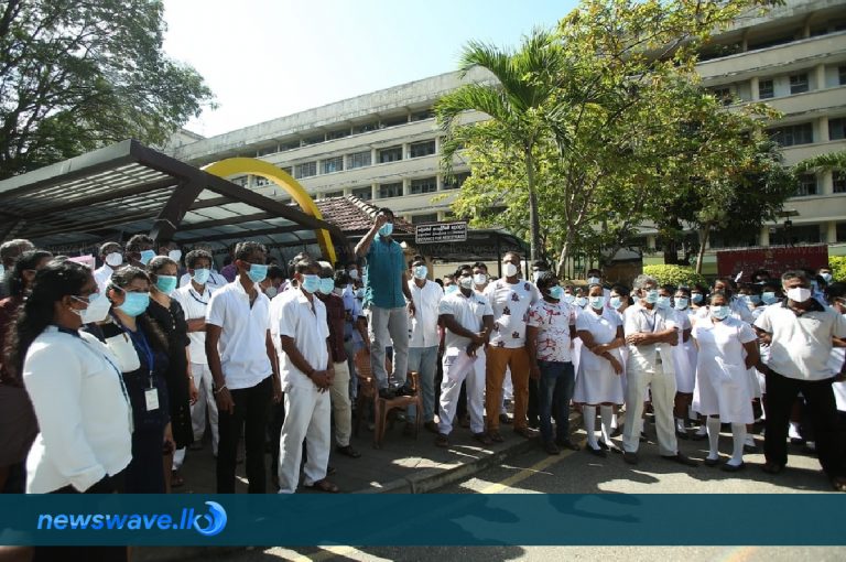 වෛද්‍යවරුන්ට වැටුප් වැඩිකිරීමෙන් වර්ජන රැල්ලක්