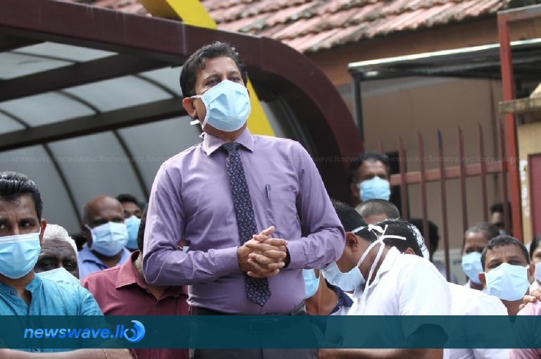 සෞඛ්ය වෘත්තීය සමිති අද සිට යළිත් වැඩ වර්ජනයක් සෞඛ්ය වෘත්තීය සමිති අද සිට යළිත් වැඩ වර්ජනයක්