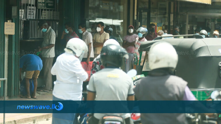 බාර් අසල දිගු පෝලිම්