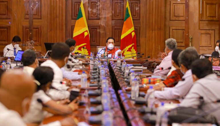 නිලධාරීන්ට බෙදාදුන් රාජකාරිය හරියට නොකළම ජනතාව වගේම රජයත් අමාරුවේ – අගමැති නිලධාරීන්ට බෙදාදුන් රාජකාරිය හරියට නොකළම ජනතාව වගේම රජයත් අමාරුවේ – අගමැති