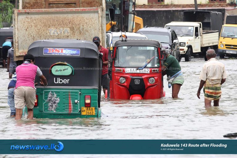 පවතින දැඩි වර්ෂාව හේතුවෙන් 143 බස් මාර්ගය හා කඩුවෙල ප්‍රදේශයන් ජලයෙන් යටවී ඇති අයුරු.
