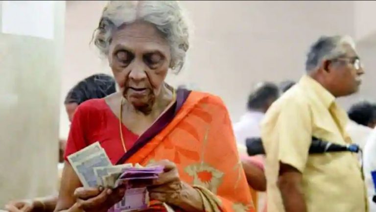 පෙන්ෂන් ගන්න අද හෙට බැංකු ඇරේ