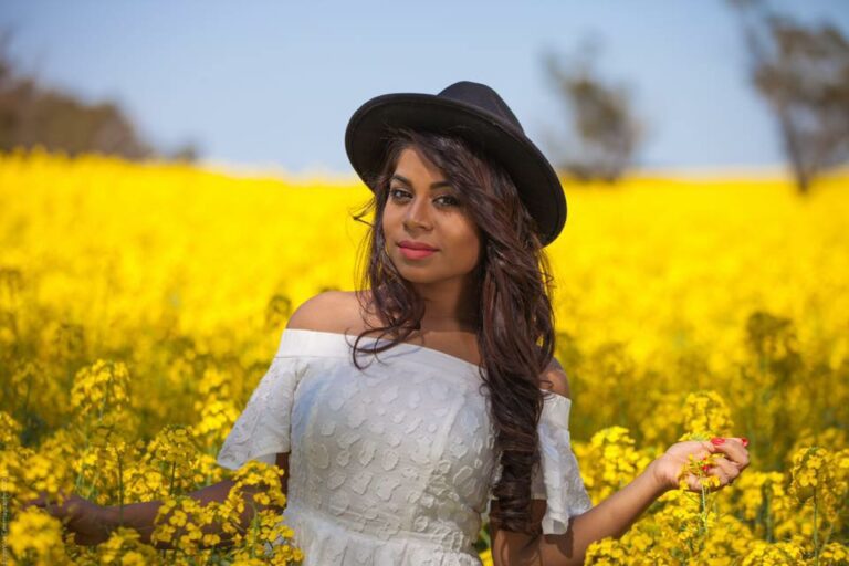 ජනප්‍රිය ගායිකා උමාරියා සිංහවංශ පොලිස් අත්අඩංගුවට
