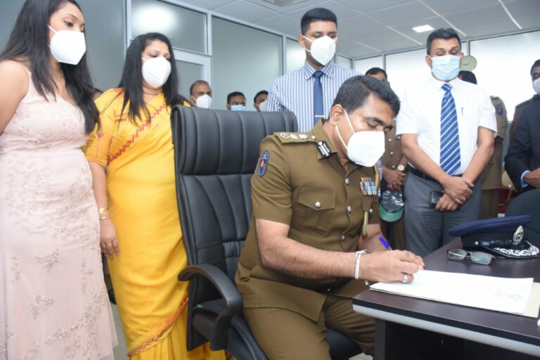 අජිත් රෝහණ අලුත් තැනේ වැඩ භාරගනී අජිත් රෝහණ අලුත් තැනේ වැඩ භාරගනී