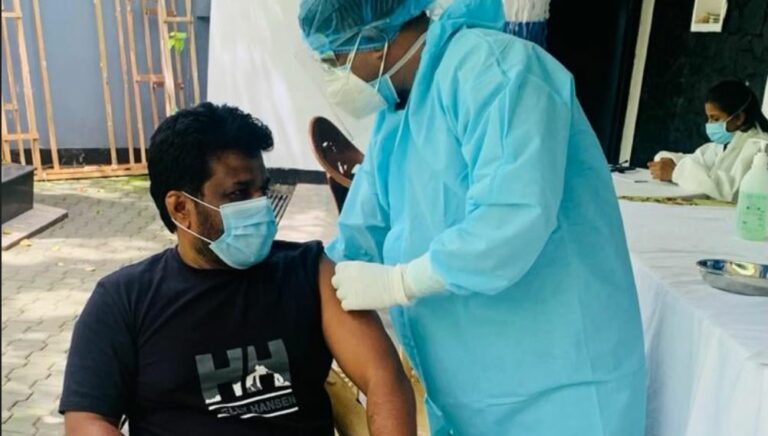 මන්ත්‍රී අනුර කුමාරත් කොවිඩ් එන්නත අරන්