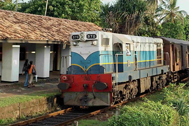 බස්නාහිර පළාතේ දුම්රිය ගමන්වාර අද සිට 103 ක් දක්වා ඉහළට
