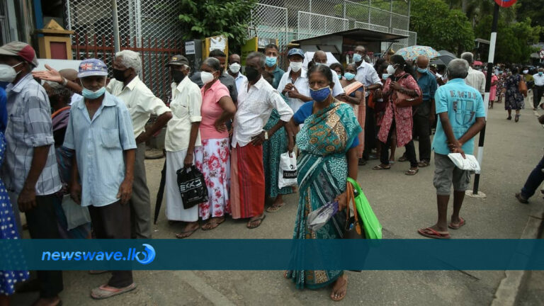ජාතික රෝහල ඉදිරිපිට වැඩිහිටියන් පැය ගණන් අව්වේ ජාතික රෝහල ඉදිරිපිට වැඩිහිටියන් පැය ගණන් අව්වේ