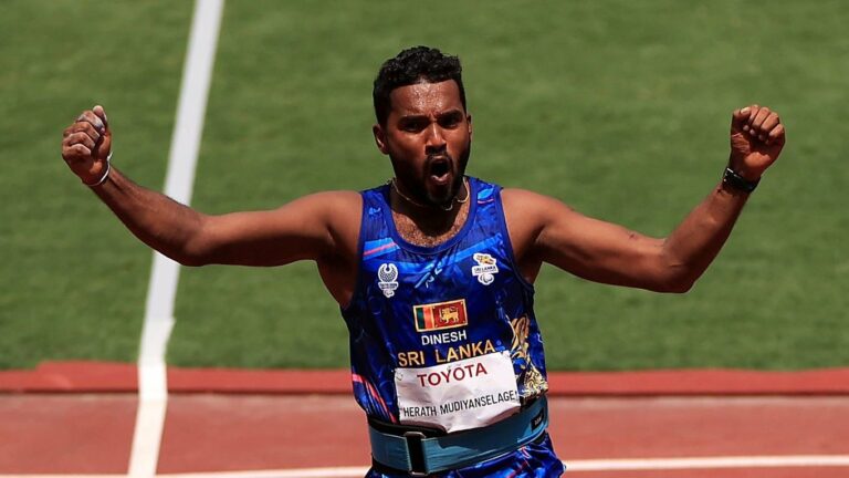 ලෝකයේත් ලංකාවෙත් එකවර ඉතිහාසයට එක්වූ රණවිරුවා දිනේෂ් ලෝකයේත් ලංකාවෙත් එකවර ඉතිහාසයට එක්වූ රණවිරුවා දිනේෂ්
