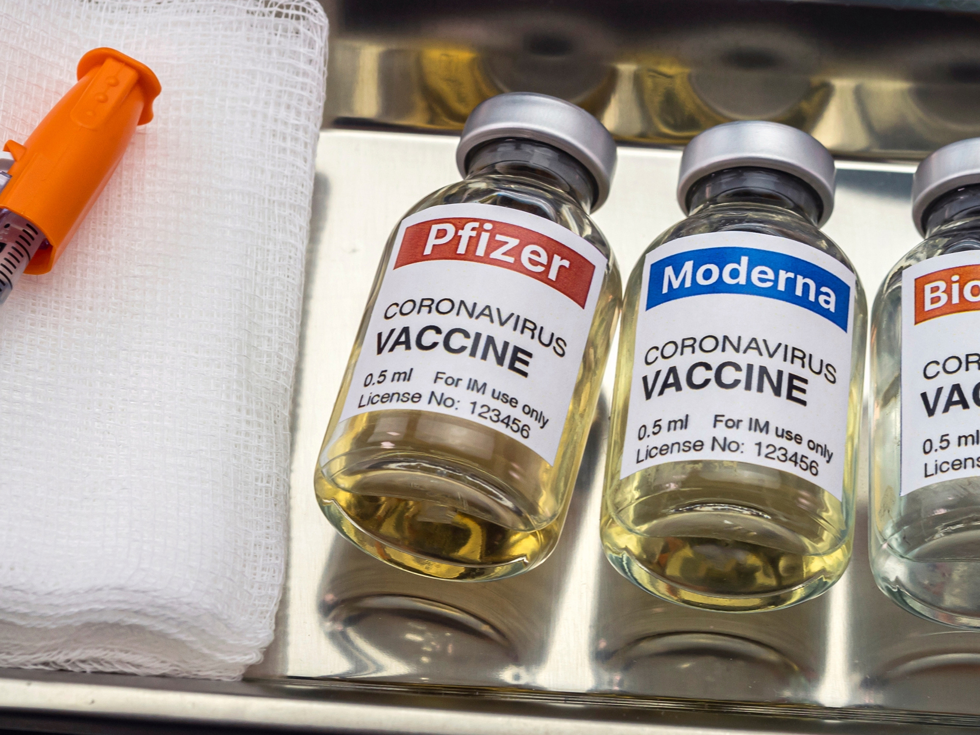 Вакцина компания. Pfizer/BIONTECH И moderna. Вакцина Пфайзер и Модерна. Moderna вакцина. Pfizer вакцина.