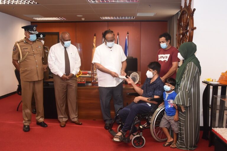 ඔත්තුවක් දුන් නිසා ත්රස්ත ප්රහාරයට ලක්වූූ තස්ලිම්ට ලක්ෂ 25ක ත්යාග මුදලක් ඔත්තුවක් දුන් නිසා ත්රස්ත ප්රහාරයට ලක්වූූ තස්ලිම්ට ලක්ෂ 25ක ත්යාග මුදලක්