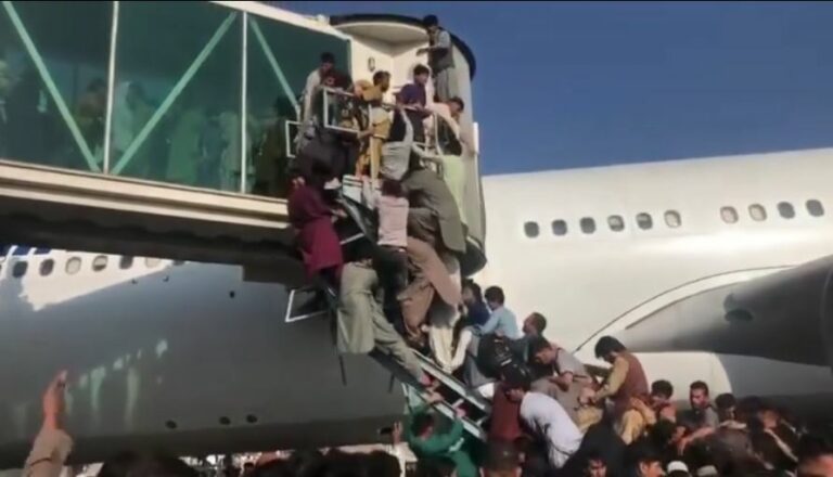කාබුල් ගුවන්තොට හදිසියේ වසාදැමේ – දහස් ගණනක් තදබදයක කාබුල් ගුවන්තොට හදිසියේ වසාදැමේ – දහස් ගණනක් තදබදයක