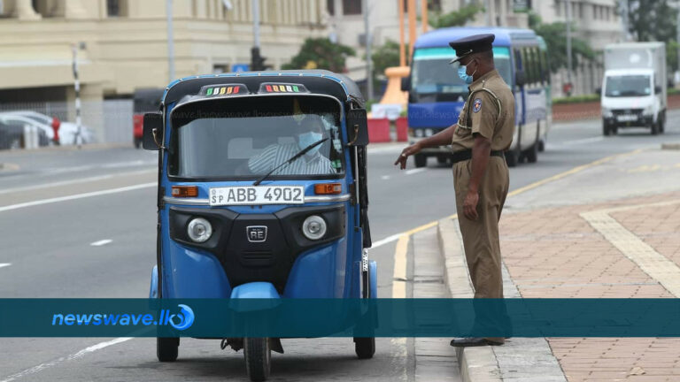 ත්‍රීවීල් රියදුරාගෙන් පෙට්‍රල් ලීටරයක් අල්ලසට ගත් පොලීසියේ දෙන්නට වූ දේ..