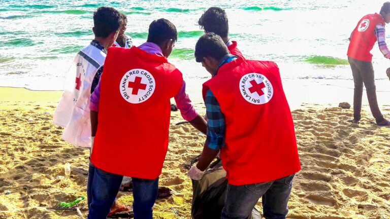 මෑතදී වූ ගංවතුර-නාවික ආපදා පවුල්වලට රතු කුරුසයෙන් කෝටි 10ක මුල්යාධාර මෑතදී වූ ගංවතුර-නාවික ආපදා පවුල්වලට රතු කුරුසයෙන් කෝටි 10ක මුල්යාධාර