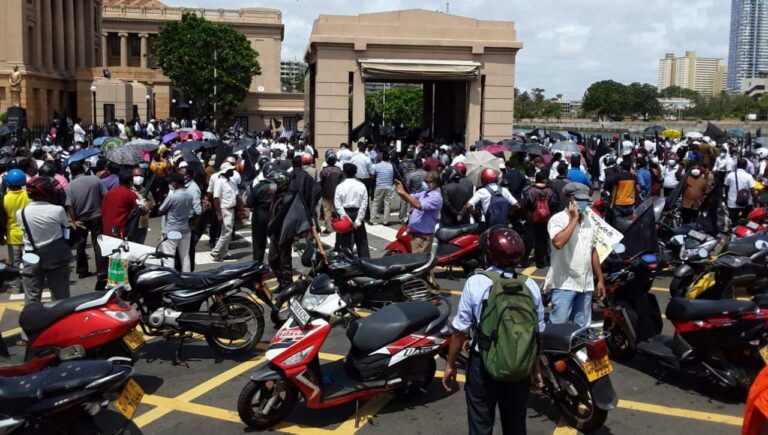 අත්අඩංගුවටගත් ගුරුවරුන්ට කොවිඩ් නැහැ අත්අඩංගුවටගත් ගුරුවරුන්ට කොවිඩ් නැහැ