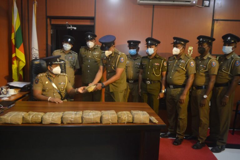 ඉන්දියවේ සිට රැගෙන එමින් තිබූ කෝටි 10 ක අයිස් අල්ලයි ඉන්දියවේ සිට රැගෙන එමින් තිබූ කෝටි 10 ක අයිස් අල්ලයි