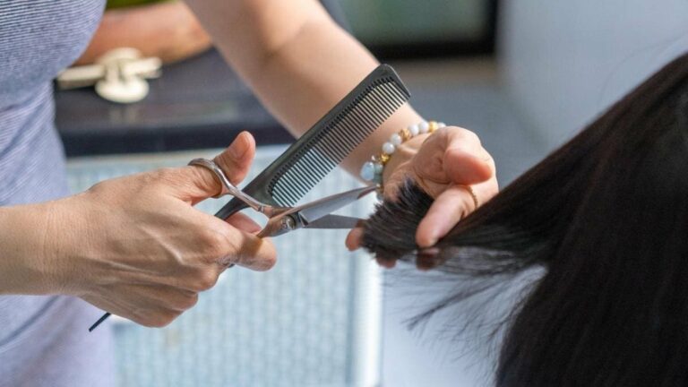 වැරදියට කොණ්ඩය කැපුවාට වන්දිය කෝටි 2ක්