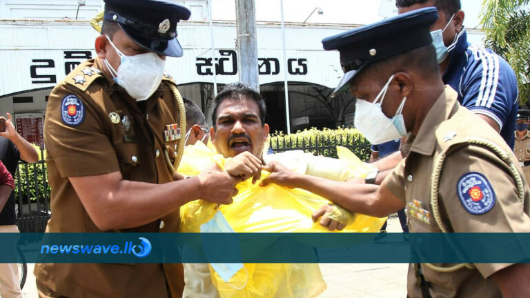 කොටු‍වේ උද්ඝෝෂකයන් පොලීසියෙන් කුදලන් යයි (📸)
