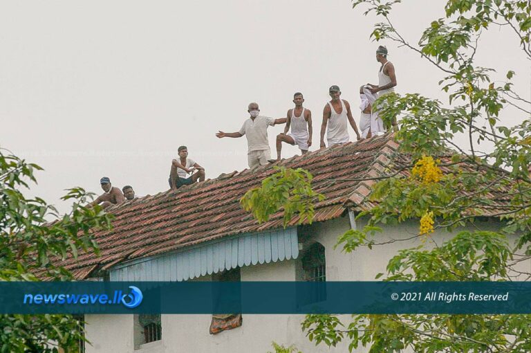 නිදහස ඉල්ලා සිරකරුවන් පිරිසක් වැලිකඩ වහල ය මතට